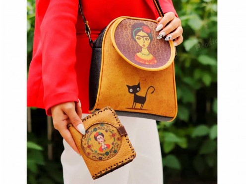 Frida Figürlü Küçük Postacı Çanta ve Küçük Cüzdan Kombin